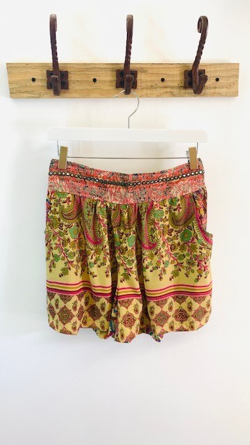 Short seda multicolor con cinturilla bordada y detalles de espejos indios