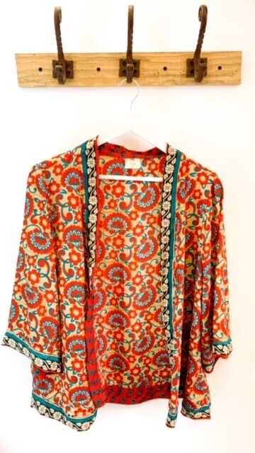 Kimono o chaqueta estampada en seda india.